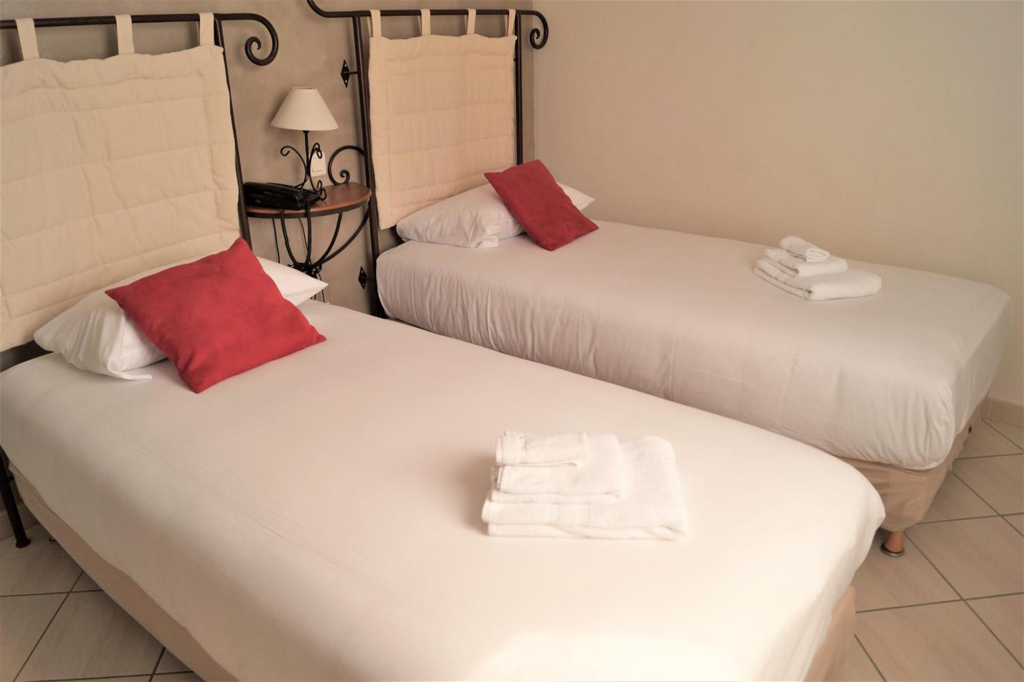 Hotel Restaurant Le Gardon - Pont Du Gard Collias Екстериор снимка